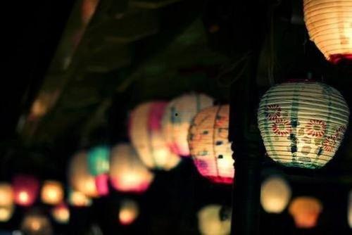 月与灯依旧,灯火长明——岁月流转中的温馨时光